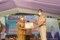 Wali Kota Samarinda Andi Harun kepada Kepala SD 008 dalam perayaan Hari Kesehatan Gigi Nasional, Senin (12/9/2022). (Foto: Ist)