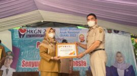 Wali Kota Samarinda Andi Harun kepada Kepala SD 008 dalam perayaan Hari Kesehatan Gigi Nasional, Senin (12/9/2022). (Foto: Ist)