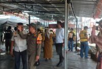 Setelah mendapat peringatan tak juga diindahkan, tim gabungan dari Satpol PP, Dinas PUPR serta TNI dan Polri tertibkan warung iga di Jalan Ahmad Yani. (Foto: Ist)