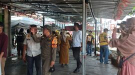 Setelah mendapat peringatan tak juga diindahkan, tim gabungan dari Satpol PP, Dinas PUPR serta TNI dan Polri tertibkan warung iga di Jalan Ahmad Yani. (Foto: Ist)