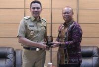 Andi Harun, Wali Kota Samarinda (kiri) dan Rektor UT, Prof. Drs. Ojat Darojat, M.Bus., Ph.D. (kanan) usai bertemu di kantor Balaikota Samarinda. (Foto: Ist)