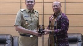 Andi Harun, Wali Kota Samarinda (kiri) dan Rektor UT, Prof. Drs. Ojat Darojat, M.Bus., Ph.D. (kanan) usai bertemu di kantor Balaikota Samarinda. (Foto: Ist)