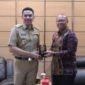 Andi Harun, Wali Kota Samarinda (kiri) dan Rektor UT, Prof. Drs. Ojat Darojat, M.Bus., Ph.D. (kanan) usai bertemu di kantor Balaikota Samarinda. (Foto: Ist)
