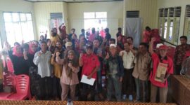 Ely Hartati Rasyid saat berfoto bersama dengan warga dalam kegiatan Sosper RUED. (Foto: Ist)