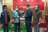 Wakil Wali Kota Samarinda, Rusmadi saat menerima cendramata dari pengurus BSMI. (Foto: Ist)