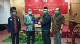 Wakil Wali Kota Samarinda, Rusmadi saat menerima cendramata dari pengurus BSMI. (Foto: Ist)