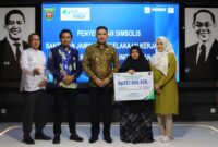 Wali Kota Samarinda Andi Harun (tengah) saat memberikan santunan secara simbolis ke keluarga korban kecelakaan yang menimpa petugas kebersihan Kota Samarinda. (Foto: Ist)