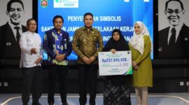 Wali Kota Samarinda Andi Harun (tengah) saat memberikan santunan secara simbolis ke keluarga korban kecelakaan yang menimpa petugas kebersihan Kota Samarinda. (Foto: Ist)