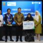 Wali Kota Samarinda Andi Harun (tengah) saat memberikan santunan secara simbolis ke keluarga korban kecelakaan yang menimpa petugas kebersihan Kota Samarinda. (Foto: Ist)