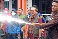 Wakil Wali Kota Samarinda, Rusmadi saat melihat langsung alat pemadam kebakaran Hydrant kering yang baru diluncurkan. (Foto: Ist)