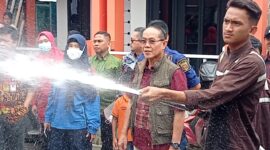 Wakil Wali Kota Samarinda, Rusmadi saat melihat langsung alat pemadam kebakaran Hydrant kering yang baru diluncurkan. (Foto: Ist)