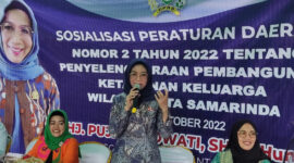 Anggota DPRD Kaltim, Puji Setyowati saat memaparkan isi Perda Ketahanan Keluarga di depan masyarakat. (Foto: Ist)