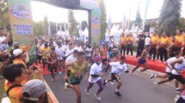 Kemeriahan kegiatan Fit Run 10 K yang diselenggarakan Pemkot Samarinda dalam rangka memeriahkan Festival Mahakam 2022. (Foto: Ist)