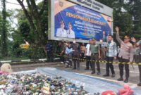 Kegiatan pemusnahan ribuan botol miras yang dilakukan Pemkot Samarinda bersama stakeholder terkait. (Foto: Ist)