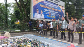 Kegiatan pemusnahan ribuan botol miras yang dilakukan Pemkot Samarinda bersama stakeholder terkait. (Foto: Ist)