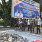 Kegiatan pemusnahan ribuan botol miras yang dilakukan Pemkot Samarinda bersama stakeholder terkait. (Foto: Ist)