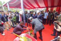 Ketua DPRD Kota Samarinda, Sugiyono saat melakukan pelayanan batu pertama proyek pembangunan trowongan gunung manggah. (Foto: Ist)