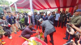 Ketua DPRD Kota Samarinda, Sugiyono saat melakukan pelayanan batu pertama proyek pembangunan trowongan gunung manggah. (Foto: Ist)