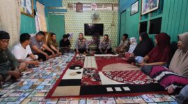 Kapolsek Sungai Kunjang Kompol Made Anwara, SH,  mendengar langsung curhat warga. (Foto: Ist)