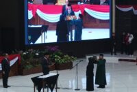 Wakil Ketua DPRD Kaltim, Muhammad Samsun, melantik A Qomariyah yang secara resmi menggantikan Mashari Rais sebagai Anggota DPRD Kaltim dari Fraksi Partai Gerindra. (Foto: Ist)