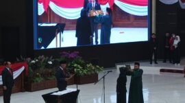 Wakil Ketua DPRD Kaltim, Muhammad Samsun, melantik A Qomariyah yang secara resmi menggantikan Mashari Rais sebagai Anggota DPRD Kaltim dari Fraksi Partai Gerindra. (Foto: Ist)