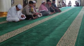 Kapolsek Sungai Kunjang Kompol Made Anwara, S.H dalam kegiatan Jumat Curhat di di Masjid Ar Rasyidin. (Foto: Ist)