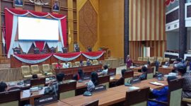 Bamperda DPRD Kota Samarinda, Laila Fatihah Menyampaikan Materi Legislatif Drafting dengan Mahasiswa UWGM. (Foto: Ist)