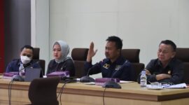 Komisi I DPRD Kaltim melakukan mediasi atas permasalahan dugaan penyerobotan lahan antara PT PHM dan warga Desa Sepatin, Kecamatan Anggana. (Foto: Ist)