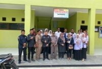 Ketua Komisi II Laila Fatihah dan Anggota Komisi II DPRD Samarinda Ahmad Sofian Noor Foto Bersama Tenaga Pengajar SMP N 45. (Foto: Ist)