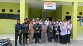 Ketua Komisi II Laila Fatihah dan Anggota Komisi II DPRD Samarinda Ahmad Sofian Noor Foto Bersama Tenaga Pengajar SMP N 45. (Foto: Ist)