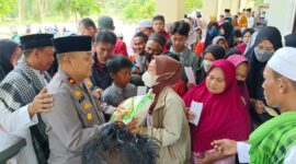 Kapolsek Sungai Kunjang Kompol Made Anwara, S.H, bersama personil polsek serta panitia Masjid Ar Rasyidin dalam kegiatan bagi paket sembako. (Foto: Ist)