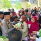 Kapolsek Sungai Kunjang Kompol Made Anwara, S.H, bersama personil polsek serta panitia Masjid Ar Rasyidin dalam kegiatan bagi paket sembako. (Foto: Ist)