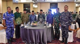 Wakil Ketua DPRD Kaltim Sigit Wibowo (keempat dari kiri) bersama Sekretaris DPRD Kaltim, M Ramadhan (ketiga dari kiri) saat menghadiri Pembukaan Musyawarah Daerah Muhammadiyah dan Aisyiah Kota Balikpapan, di Hotel Platinum Balikpapan, Sabtu (7/1/2023). (Foto: Ist)