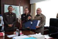 Wakil Ketua DPRD Kaltim, Seno Aji (kiri) saat menghadiri penandatanganan MoU antara UPN Veteran Yogyakarta bersama Pemprov Kaltim di Kantor Gubernur Kaltim. (Foto: Ist)