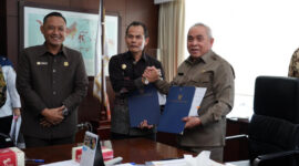 Wakil Ketua DPRD Kaltim, Seno Aji (kiri) saat menghadiri penandatanganan MoU antara UPN Veteran Yogyakarta bersama Pemprov Kaltim di Kantor Gubernur Kaltim. (Foto: Ist)