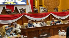 Ketua beserta anggota Bapemperda DPRD Kota Samarinda saat konfrensi pers soal paripurna yang dibatalkan. (Foto: Ist)