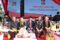 Wakil Ketua Komisi I DPRD Kaltim Yusuf Mustafa (tengah) hadir mewakili Pimpinan DPRD Kaltim saat Upacara Hari Jadi ke 126 Kota Balikpapan. (Foto: Ist)