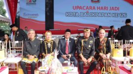 Wakil Ketua Komisi I DPRD Kaltim Yusuf Mustafa (tengah) hadir mewakili Pimpinan DPRD Kaltim saat Upacara Hari Jadi ke 126 Kota Balikpapan. (Foto: Ist)