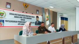 Sekretaris Komisi IV DPRD Kota Samarinda, Deni Hakim Anwar (Putih) saar lakukan sosialisasi Raperda Inisiasi Dewan. (Foto: Ist)