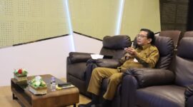 Sekwan DPRD Kaltim, Muhammad Ramadhan mengikuti webinar diruang audio visual lantai 2 gedung D kantor DPRD Kaltim. (Foto: Ist)