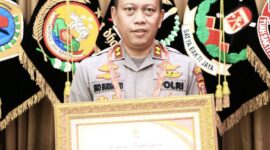 Waka Polresta Samarinda AKBP Eko Budiarto, SIK mewakili Kapolresta Samarinda terima penghargaan kategori Pelayanan Prima. (Foto: Ist)