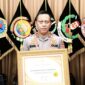 Waka Polresta Samarinda AKBP Eko Budiarto, SIK mewakili Kapolresta Samarinda terima penghargaan kategori Pelayanan Prima. (Foto: Ist)