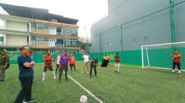 Rusmadi, Wakil Wali Kota Samarinda saat membuka turnamen mini soccer piala wali kota. (Foto: Ist)