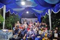 Anggota Komisi IV DPRD Kota Samarinda, Shania Rizky Amalia foto bersama dengan warga  saat lalukan sosialisari Rancangan Peraturan Daerah. (Foto: Ist)