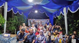 Anggota Komisi IV DPRD Kota Samarinda, Shania Rizky Amalia foto bersama dengan warga  saat lalukan sosialisari Rancangan Peraturan Daerah. (Foto: Ist)