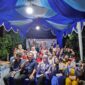 Anggota Komisi IV DPRD Kota Samarinda, Shania Rizky Amalia foto bersama dengan warga  saat lalukan sosialisari Rancangan Peraturan Daerah. (Foto: Ist)