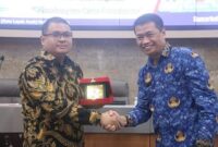 Herry Suriansyah, Staf Ahli Bidang Pemerintahan Pemkot Samarinda (kanan) saat menerima penghargaan dari perwakilan KemenPPA. (Foto: Ist)