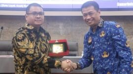 Herry Suriansyah, Staf Ahli Bidang Pemerintahan Pemkot Samarinda (kanan) saat menerima penghargaan dari perwakilan KemenPPA. (Foto: Ist)