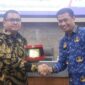 Herry Suriansyah, Staf Ahli Bidang Pemerintahan Pemkot Samarinda (kanan) saat menerima penghargaan dari perwakilan KemenPPA. (Foto: Ist)