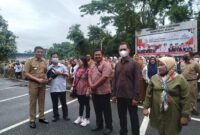 Penyerahan hadiah secara simbolis kepada pemenang yang diberikan langsung oleh Wali Kota Samarinda, Andi Harun. (Foto: Ist)